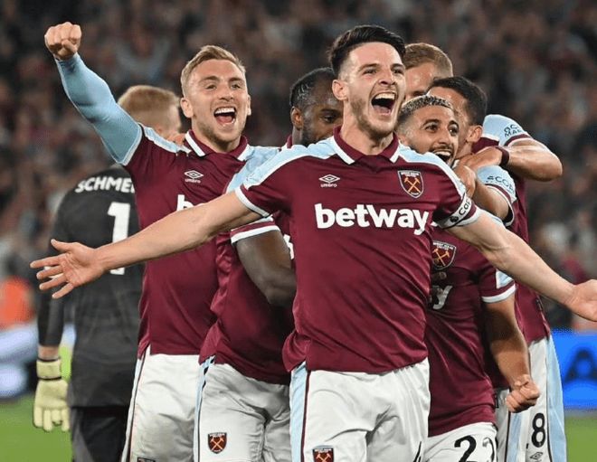 足协杯赛前举办垫场赛，张凌峰等四名成年球员对阵五十名小球员